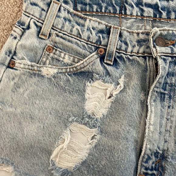 Ripped Levi shorts - Picture 2 of 5